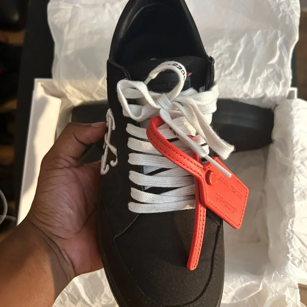 Off-White - Picture 2 of 9